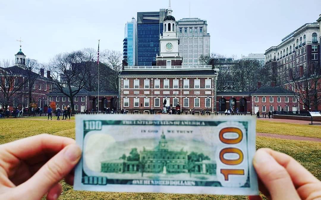 АҚШ-тың Филадельфия қаласындағы Independence Hall ғимараты. АҚШ-тың 100 доллар банкнотының артына бейнеленген